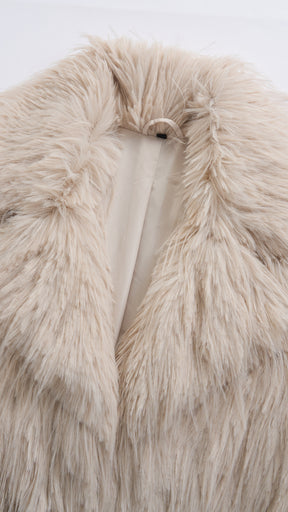 Cappotto corto in pelliccia sintetica a frange con cintura