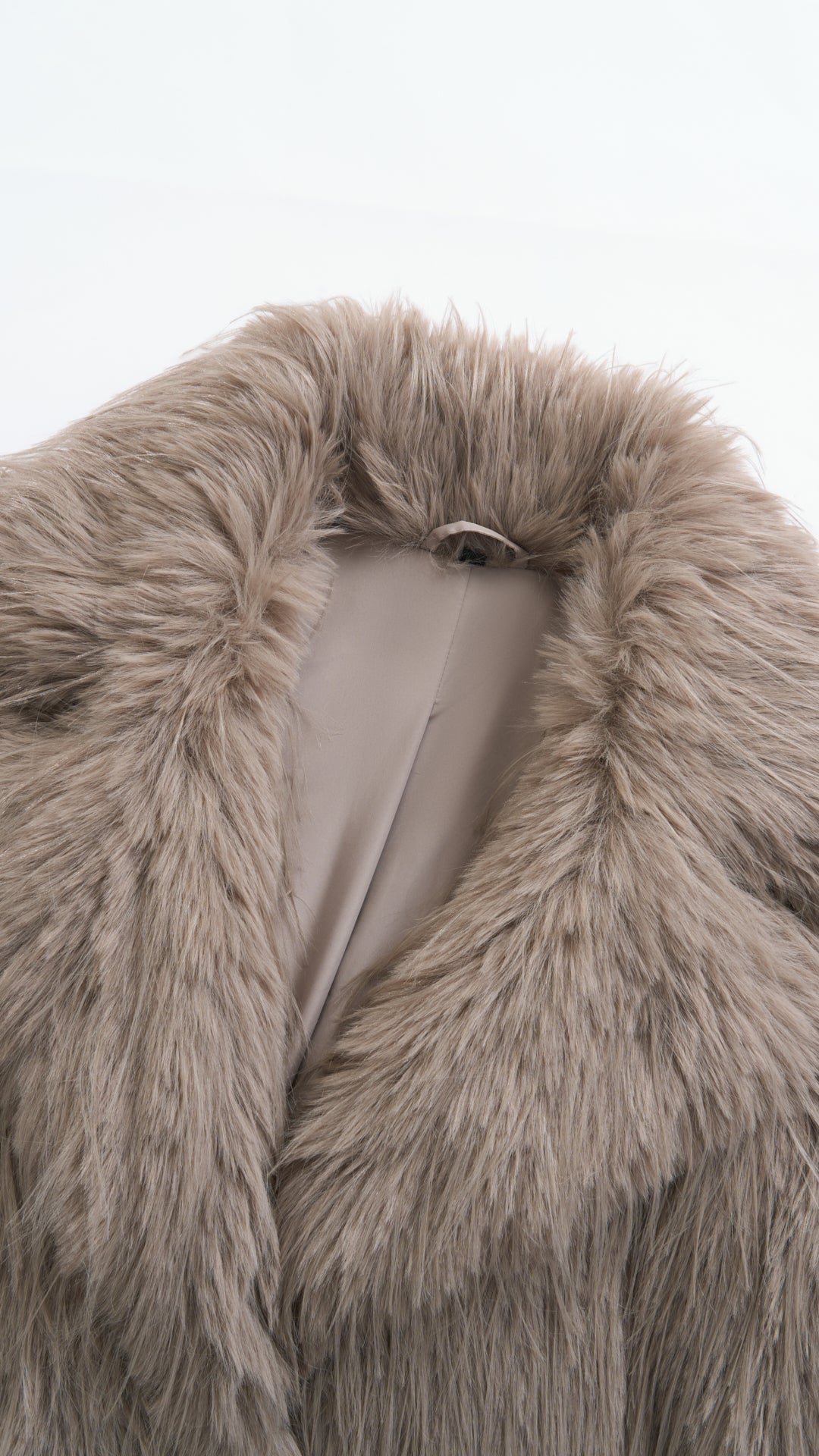 Cappotto corto in pelliccia sintetica a frange con cintura