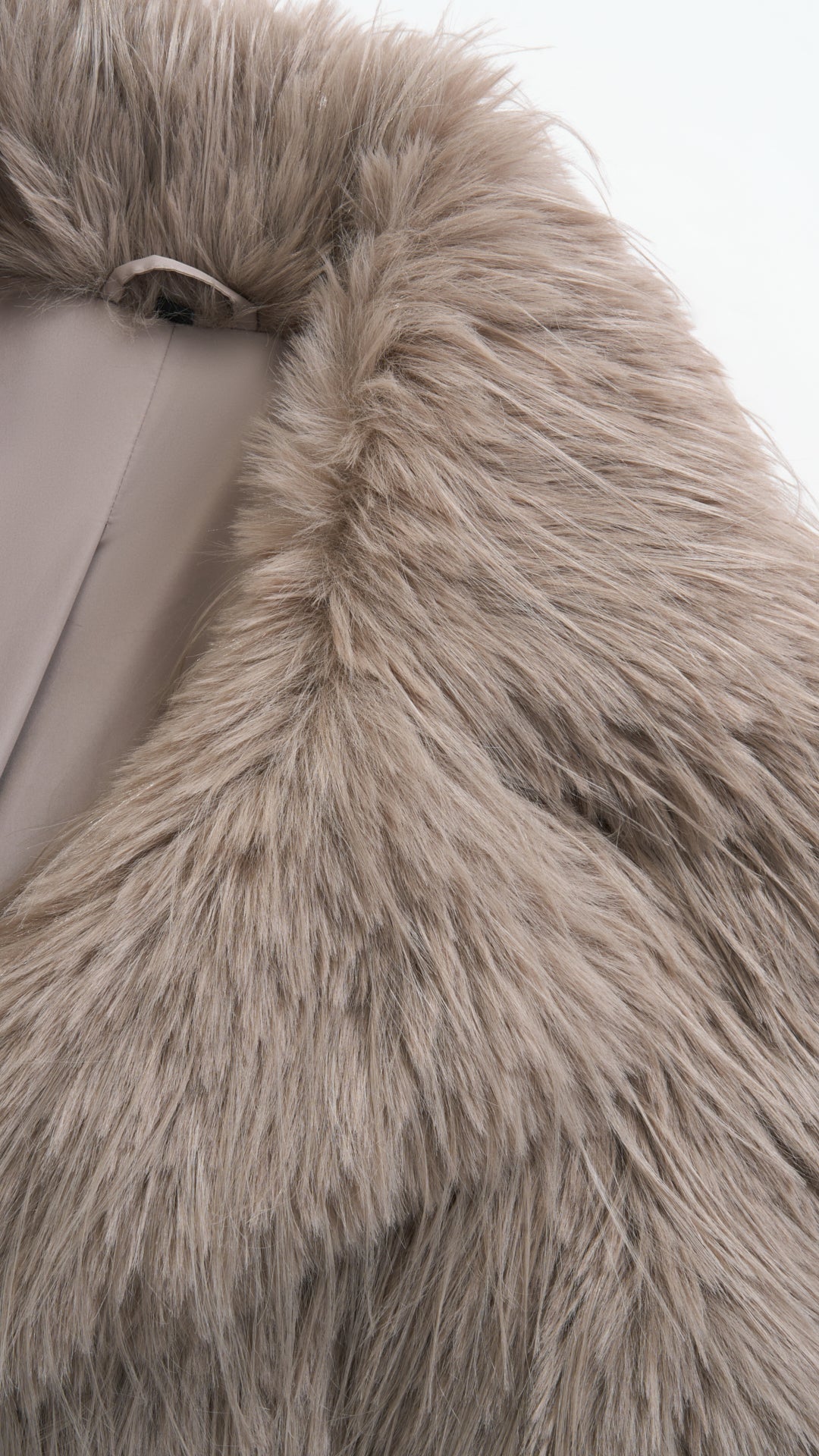 Cappotto corto in pelliccia sintetica a frange con cintura