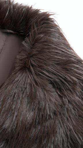 Cappotto corto in pelliccia sintetica a frange con cintura