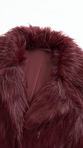 Cappotto corto in pelliccia sintetica a frange con cintura