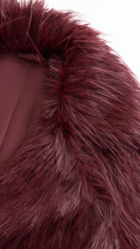 Cappotto corto in pelliccia sintetica a frange con cintura