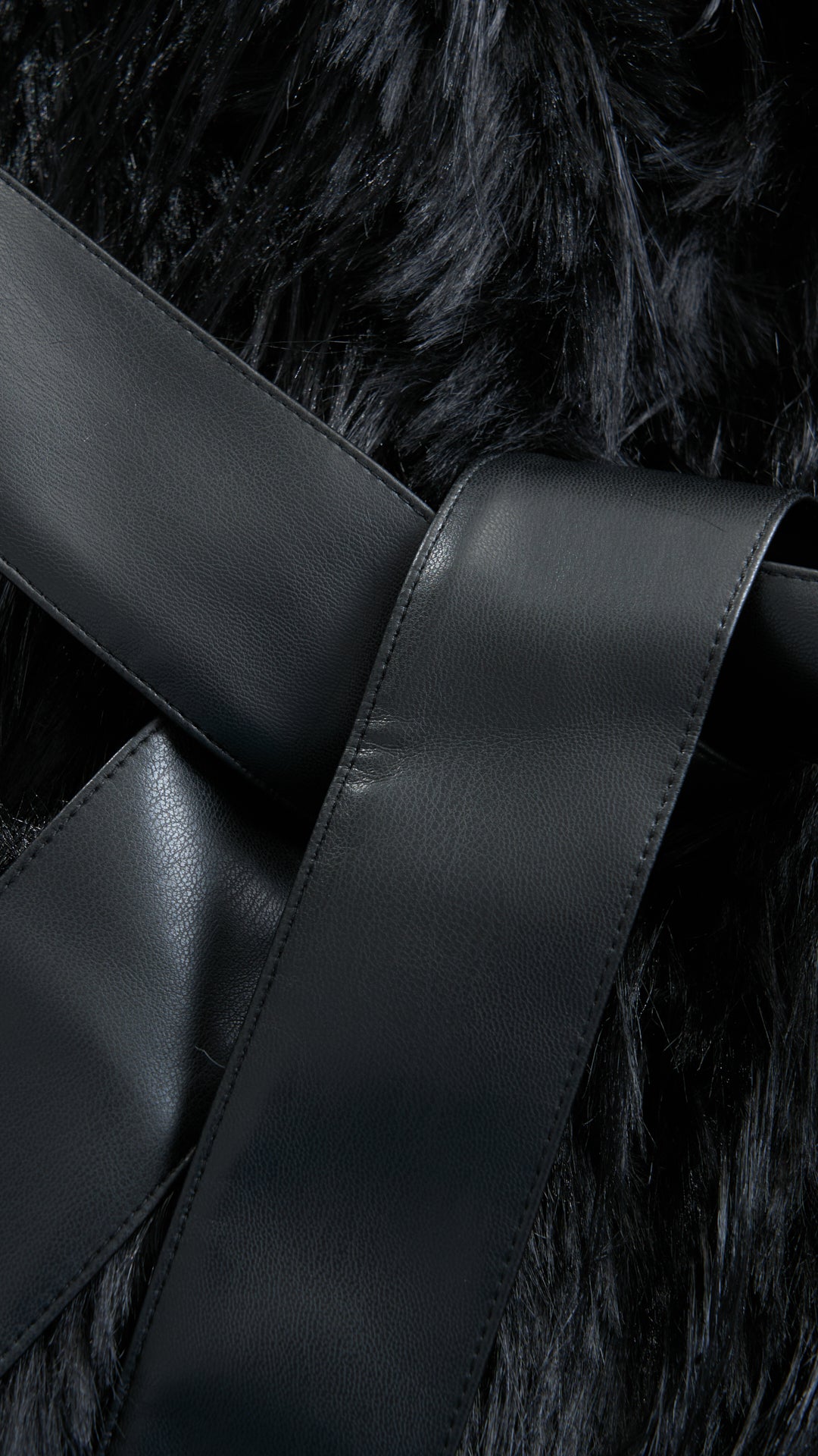 Cappotto corto in pelliccia sintetica a frange con cintura