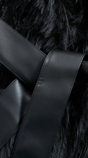 Cappotto corto in pelliccia sintetica a frange con cintura