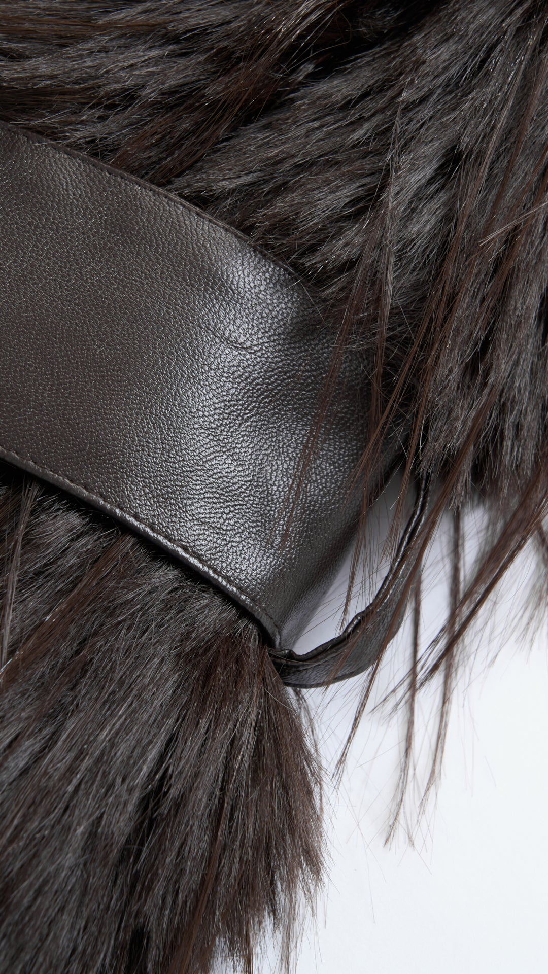 Cappotto corto in pelliccia sintetica a frange con cintura