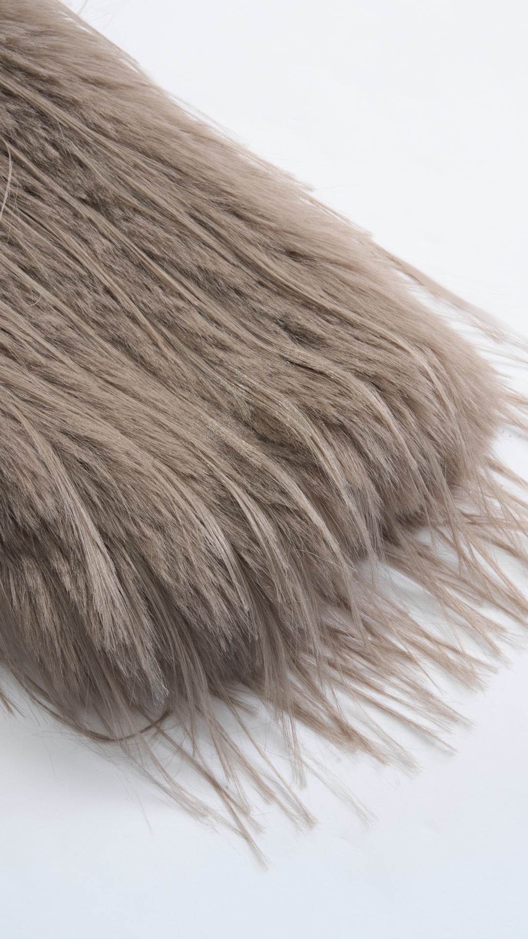 Cappotto corto in pelliccia sintetica a frange con cintura