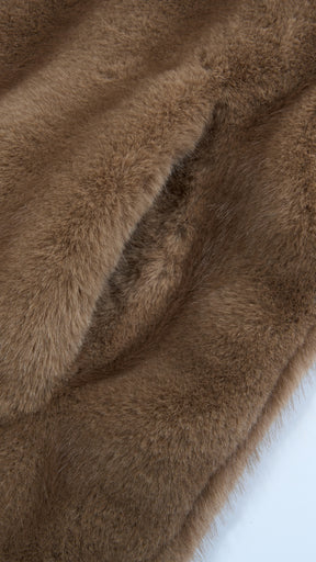 Giacca cropped in pelliccia sintetica con collo e zip frontale