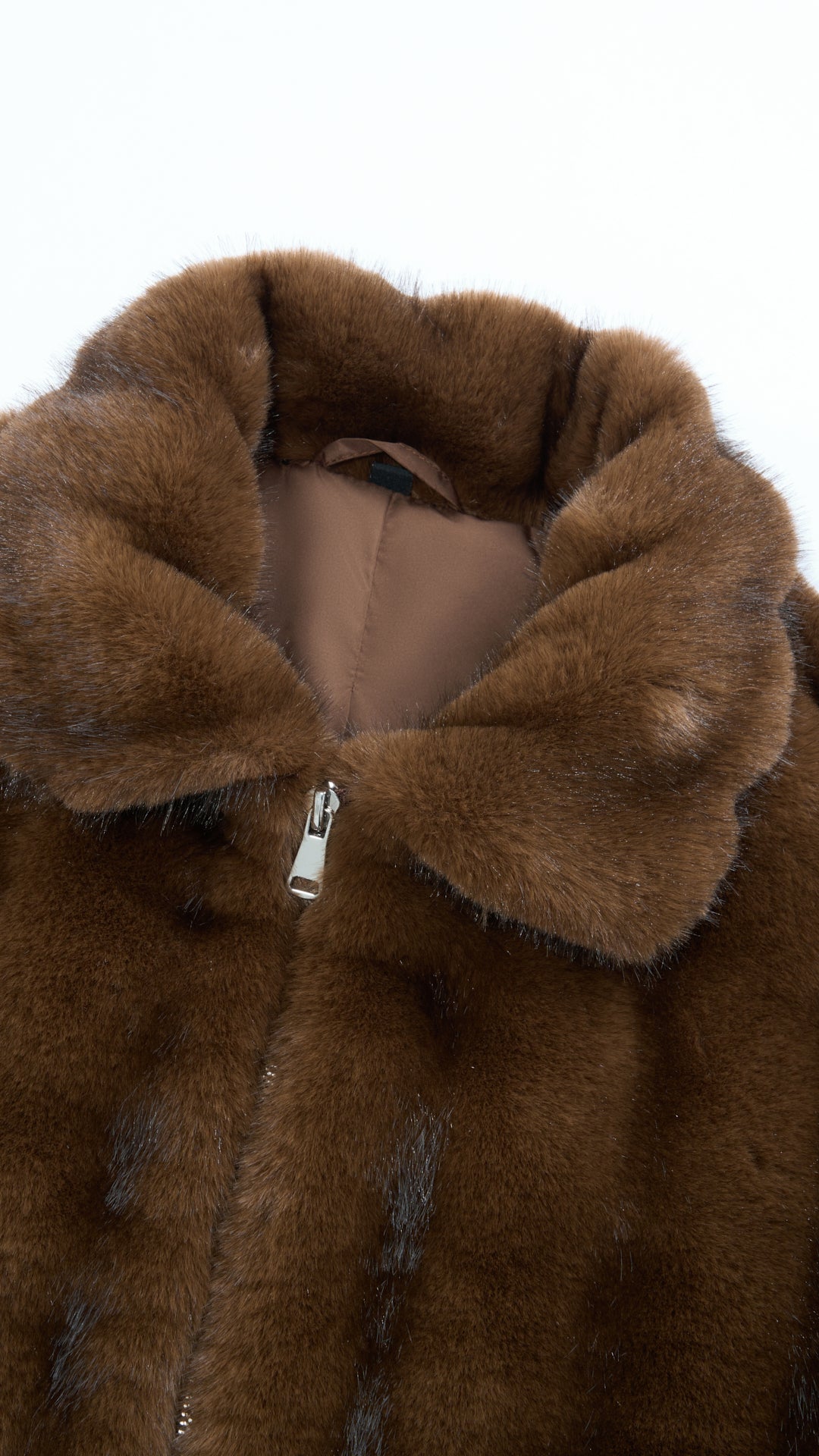 Giacca cropped in pelliccia sintetica con collo e zip frontale