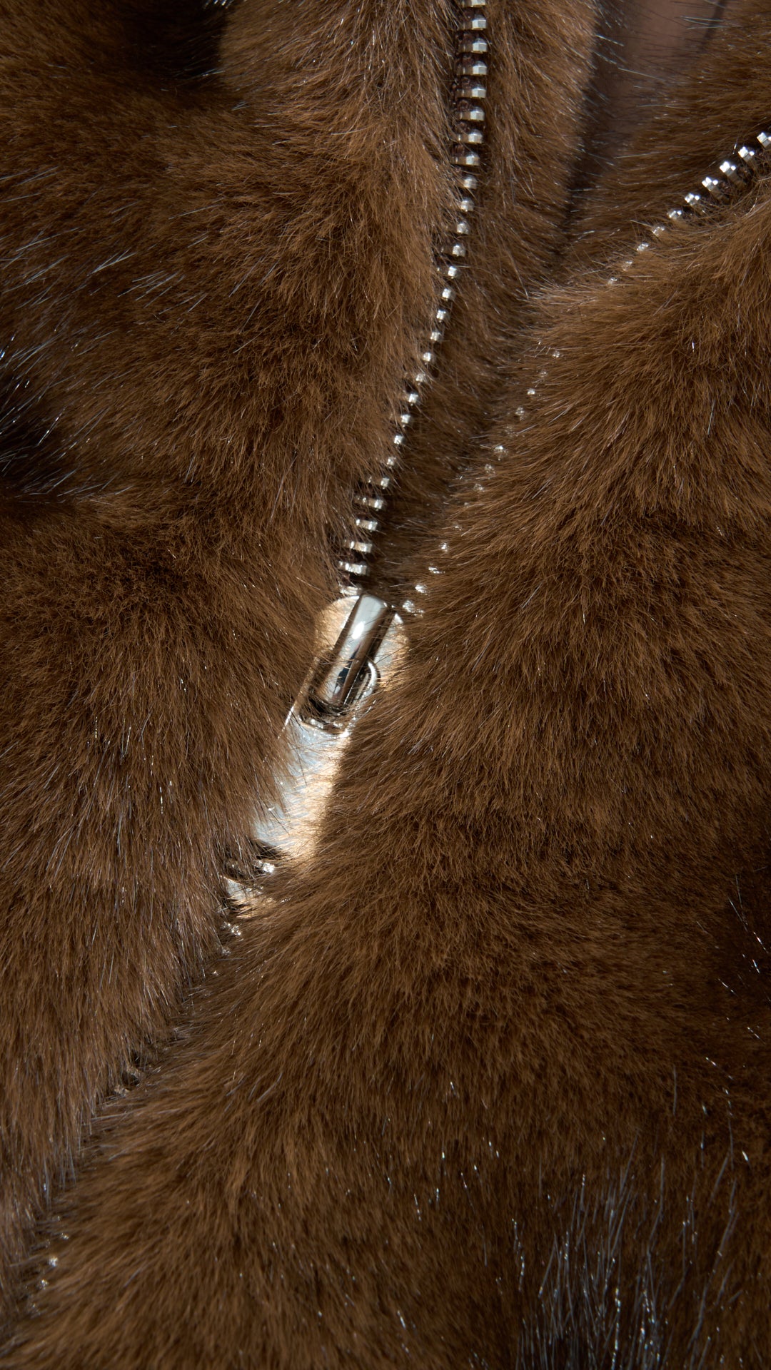 Giacca cropped in pelliccia sintetica con collo e zip frontale