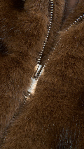 Giacca cropped in pelliccia sintetica con collo e zip frontale