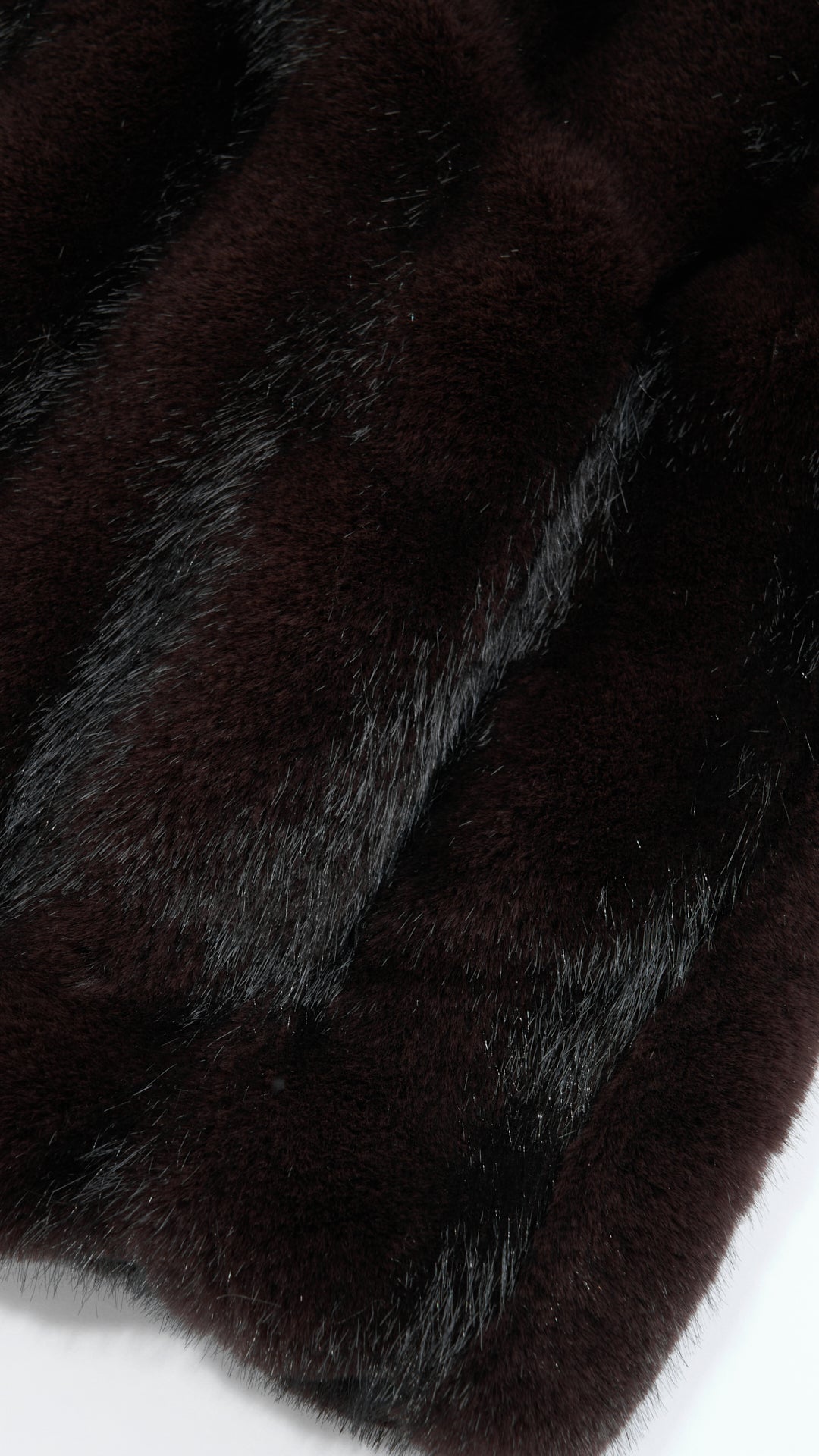 Giacca cropped in pelliccia sintetica con collo e zip frontale