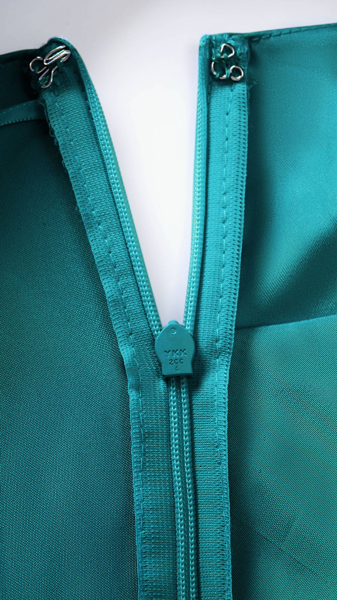 Abito Lungo Monospalla in Satin con Spacco - Eleganza Senza Tempo per Matrimoni e Serate