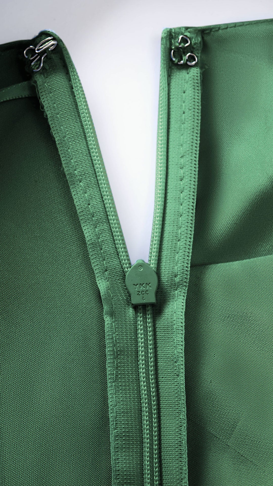 Abito Lungo Monospalla in Satin con Spacco - Eleganza Senza Tempo per Matrimoni e Serate
