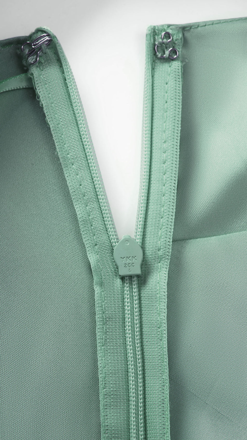 Abito Lungo Monospalla in Satin con Spacco - Eleganza Senza Tempo per Matrimoni e Serate