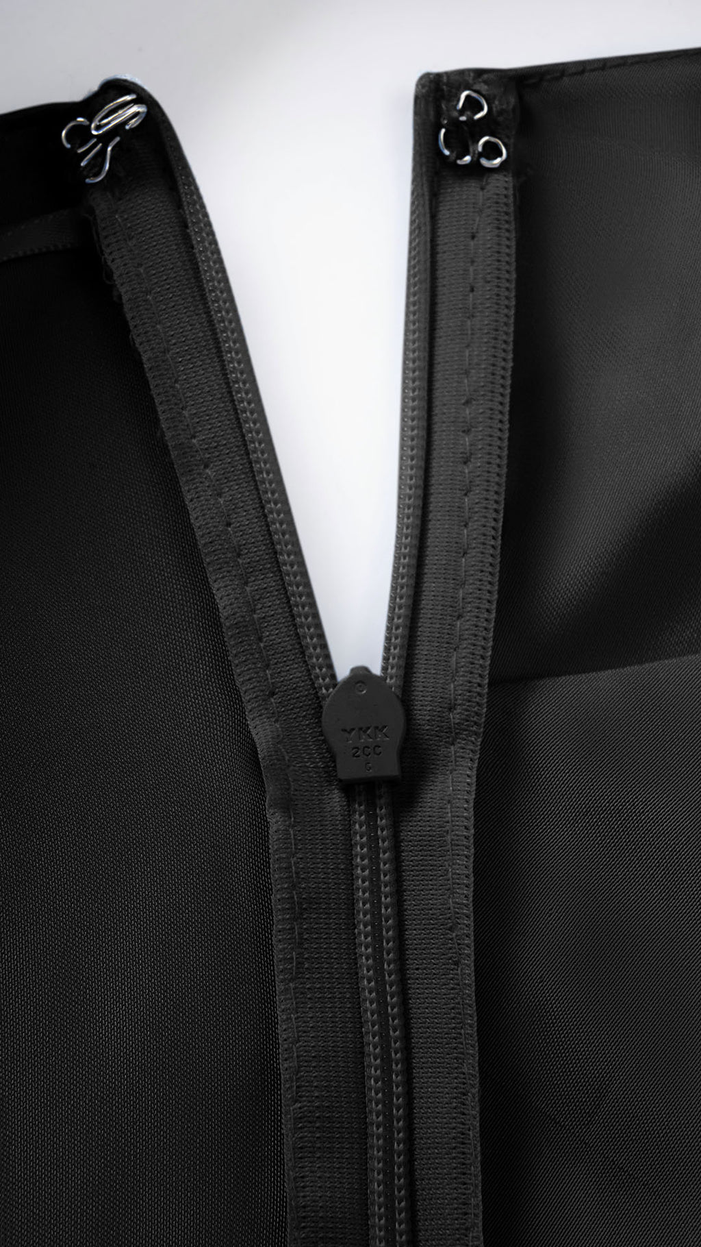 Abito Lungo Monospalla in Satin con Spacco - Eleganza Senza Tempo per Matrimoni e Serate