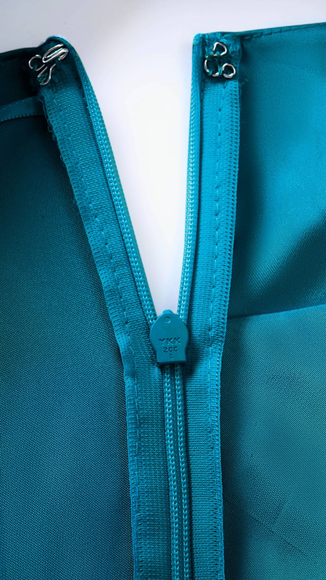 Abito Lungo Monospalla in Satin con Spacco - Eleganza Senza Tempo per Matrimoni e Serate