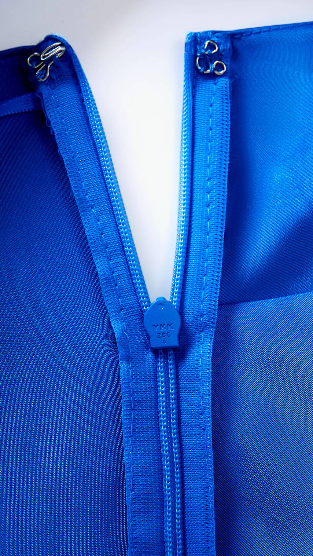 Abito Lungo Monospalla in Satin con Spacco - Eleganza Senza Tempo per Matrimoni e Serate