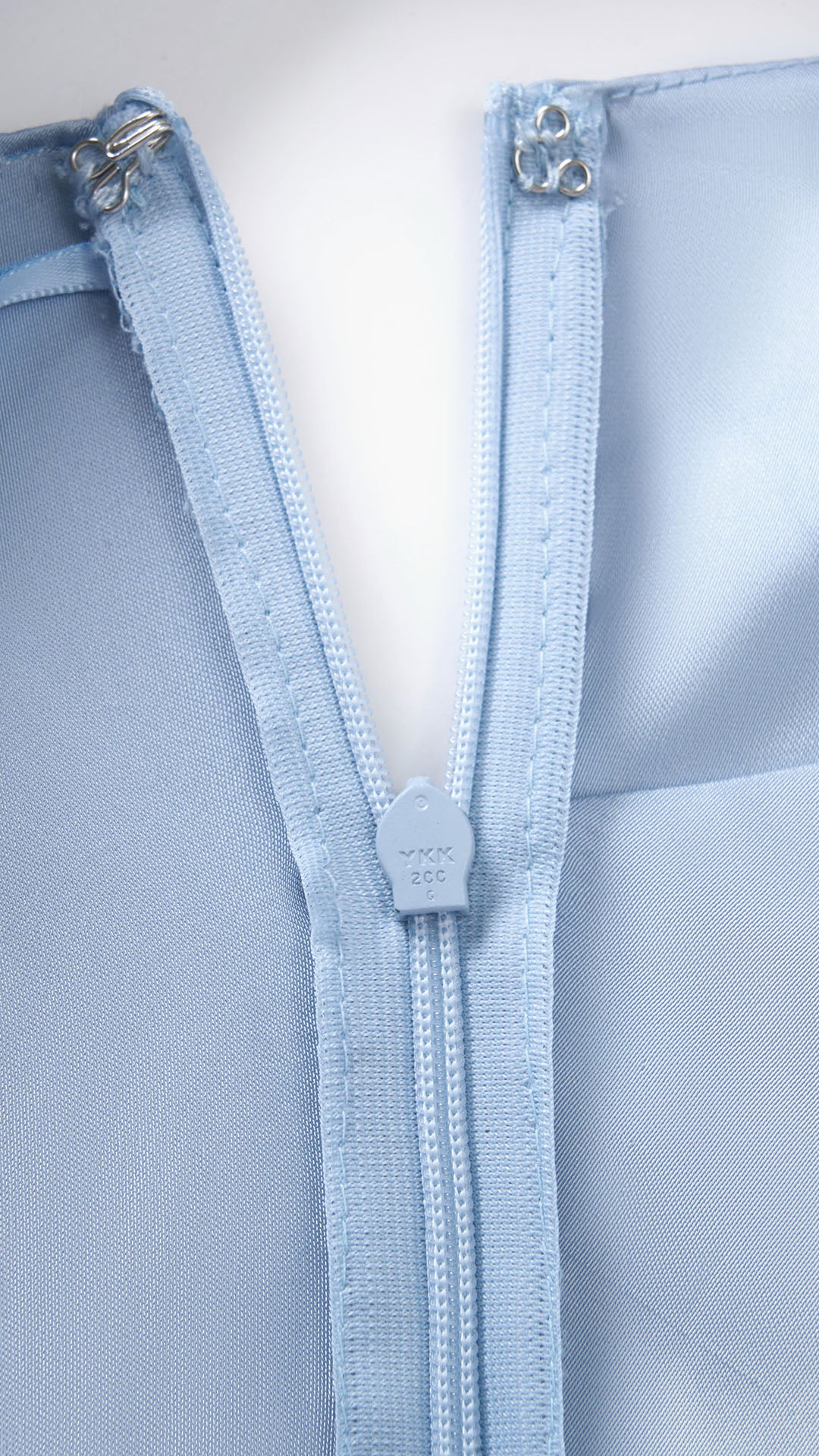 Abito Lungo Monospalla in Satin con Spacco - Eleganza Senza Tempo per Matrimoni e Serate