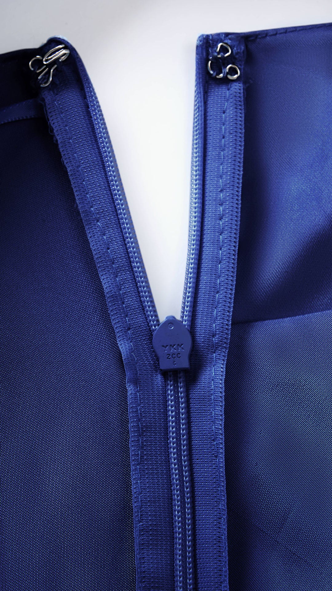 Abito Lungo Monospalla in Satin con Spacco - Eleganza Senza Tempo per Matrimoni e Serate
