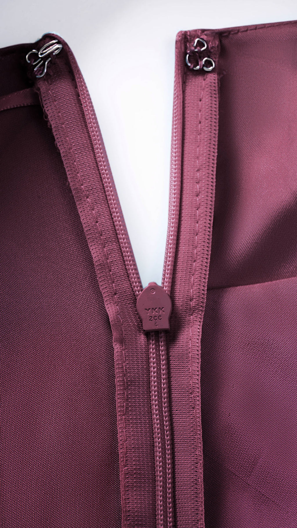 Abito Lungo Monospalla in Satin con Spacco - Eleganza Senza Tempo per Matrimoni e Serate