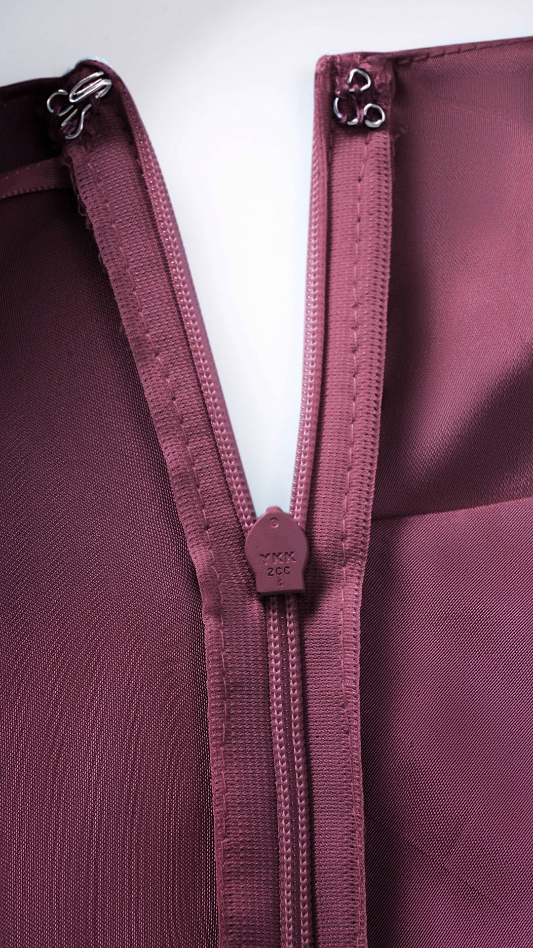 Abito Lungo Monospalla in Satin con Spacco - Eleganza Senza Tempo per Matrimoni e Serate