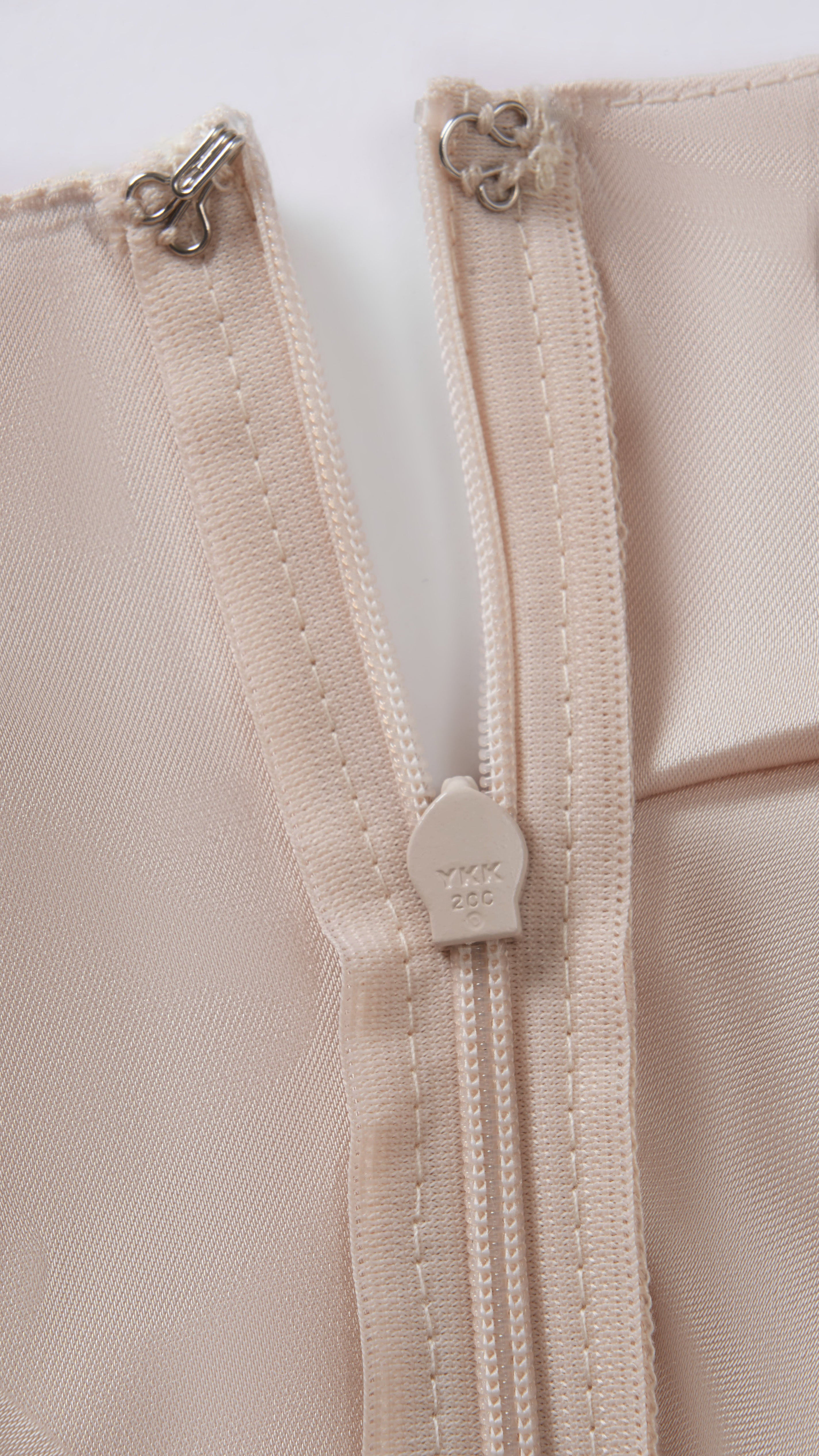 Abito Lungo Monospalla in Satin con Spacco - Eleganza Senza Tempo per Matrimoni e Serate