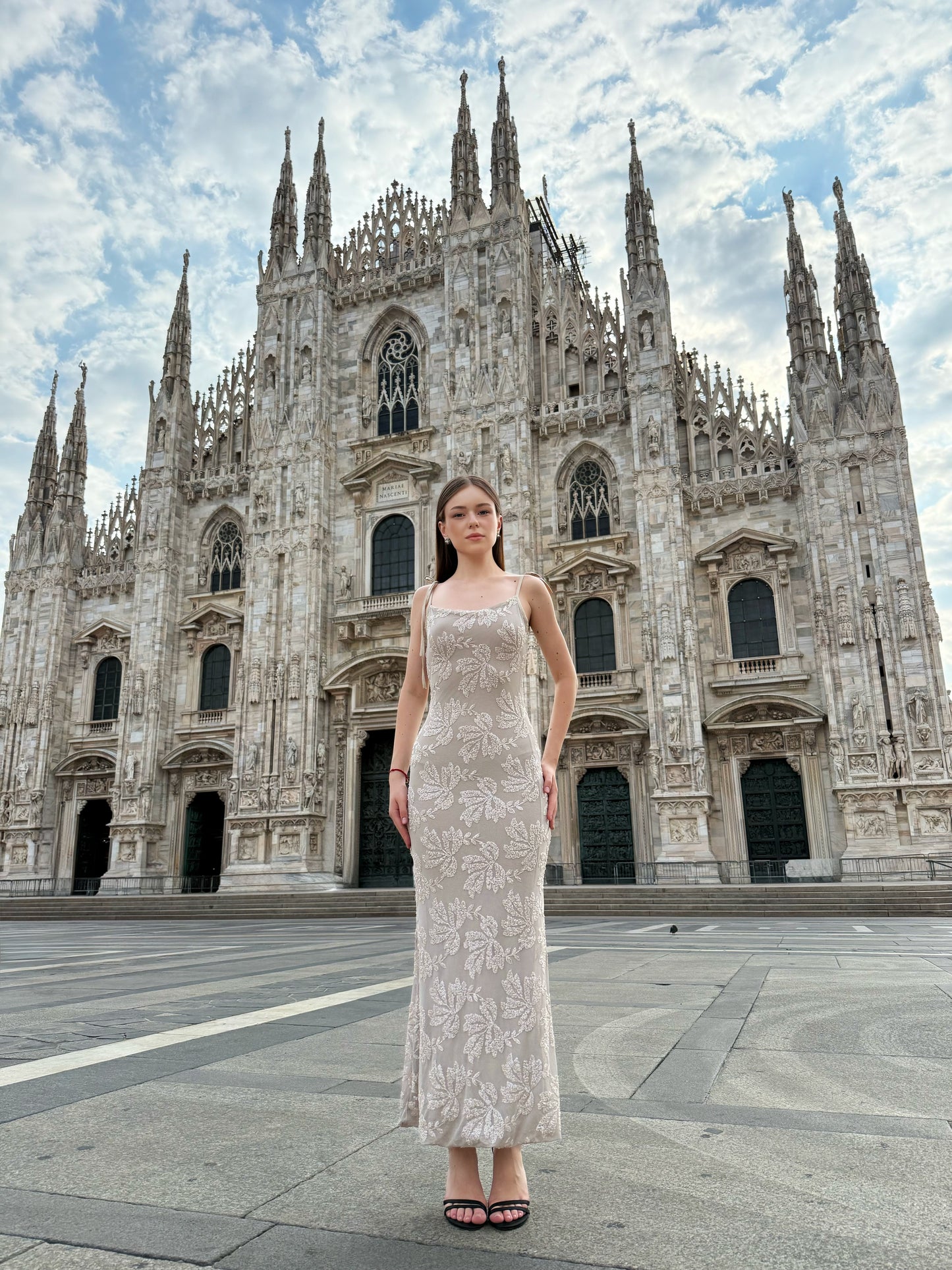 Rochie „Melvya” – Rochie lungă bej cu bretele subțiri și broderie florală în relief