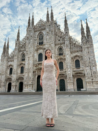 Rochie „Melvya” – Rochie lungă bej cu bretele subțiri și broderie florală în relief