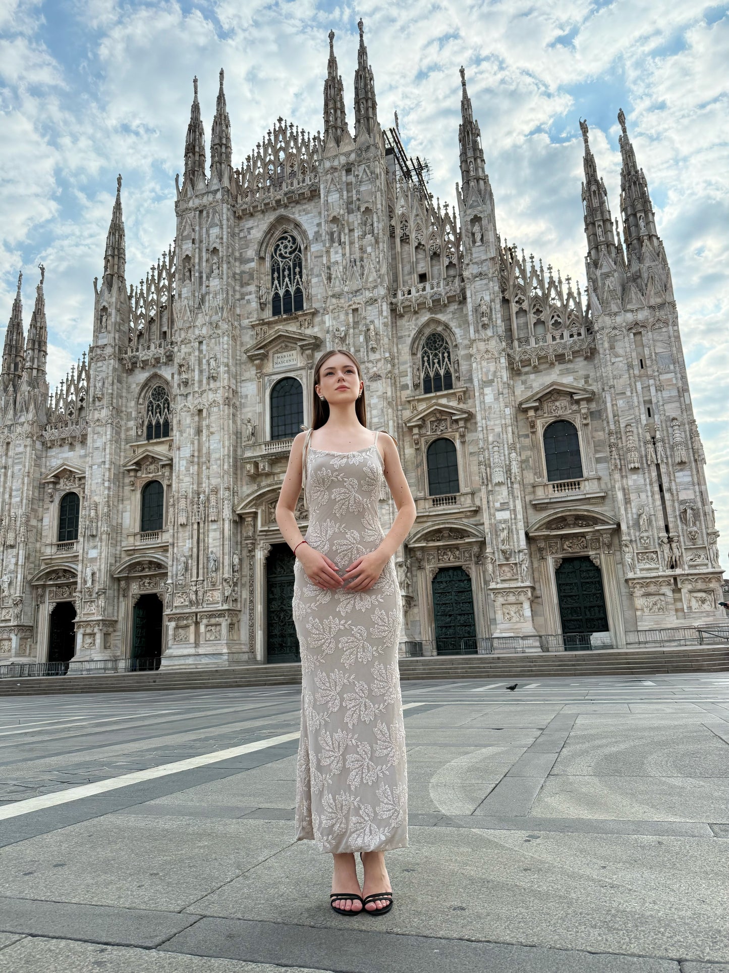 Rochie „Melvya” – Rochie lungă bej cu bretele subțiri și broderie florală în relief