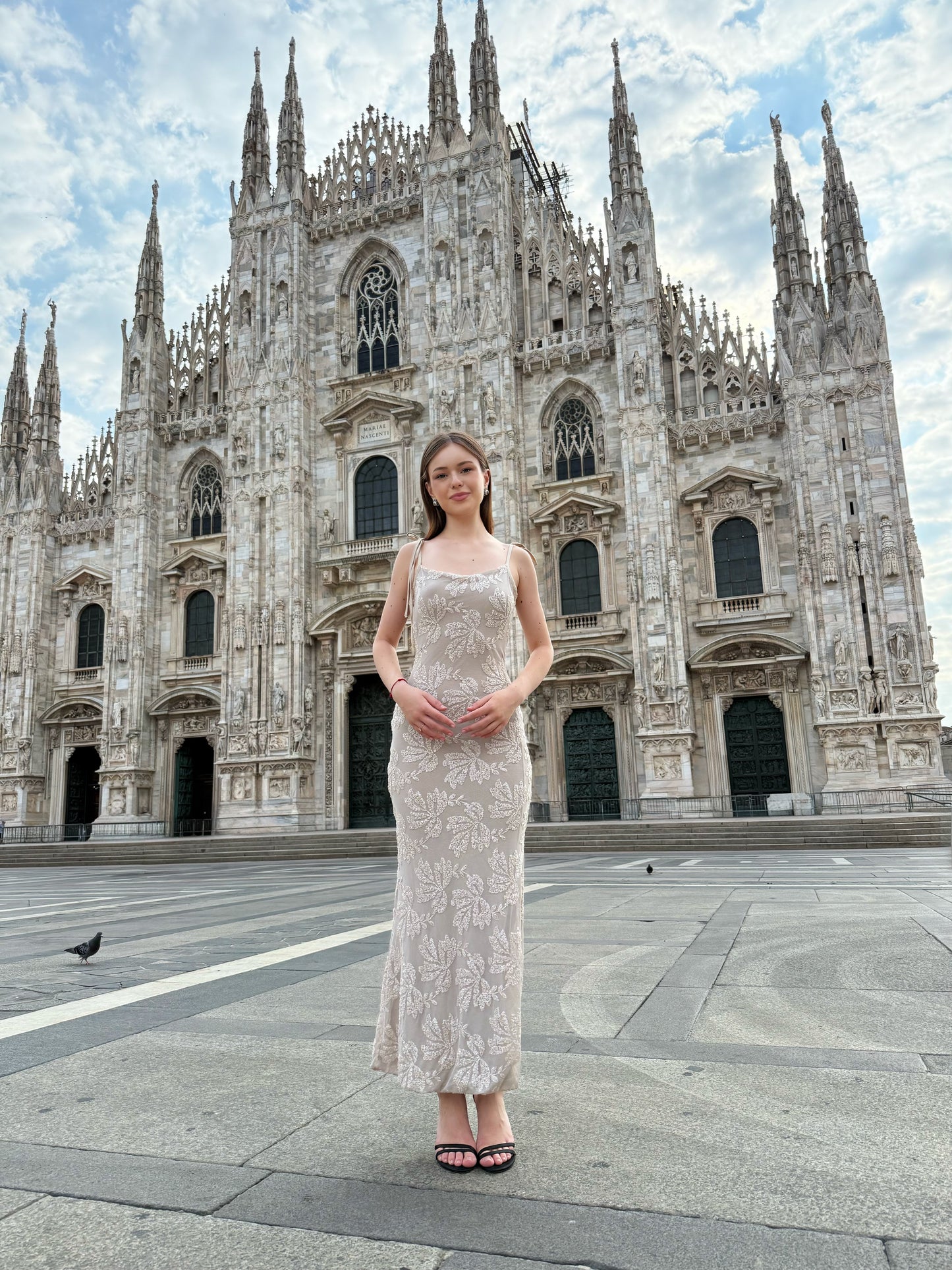 Rochie „Melvya” – Rochie lungă bej cu bretele subțiri și broderie florală în relief