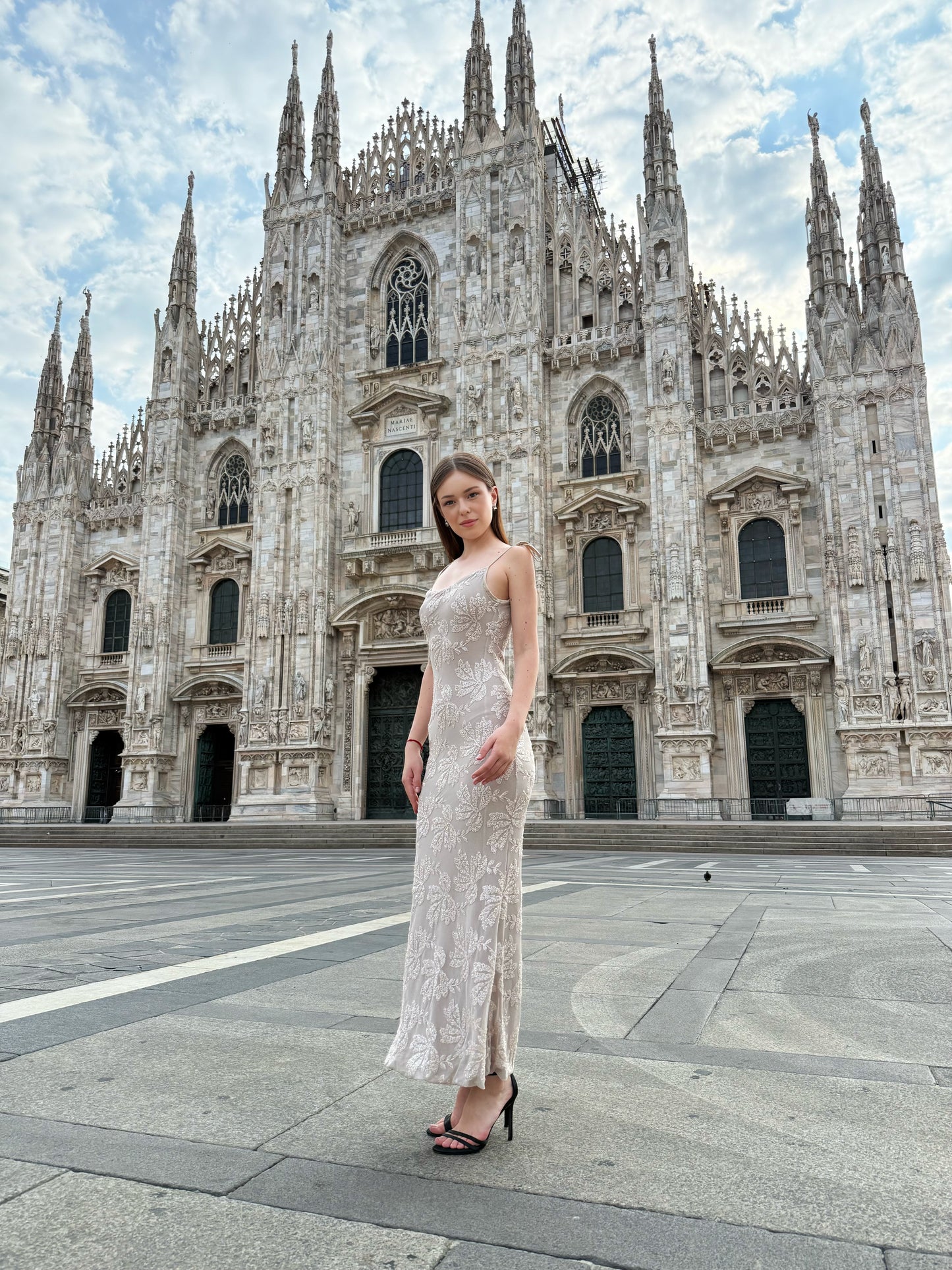 Rochie „Melvya” – Rochie lungă bej cu bretele subțiri și broderie florală în relief