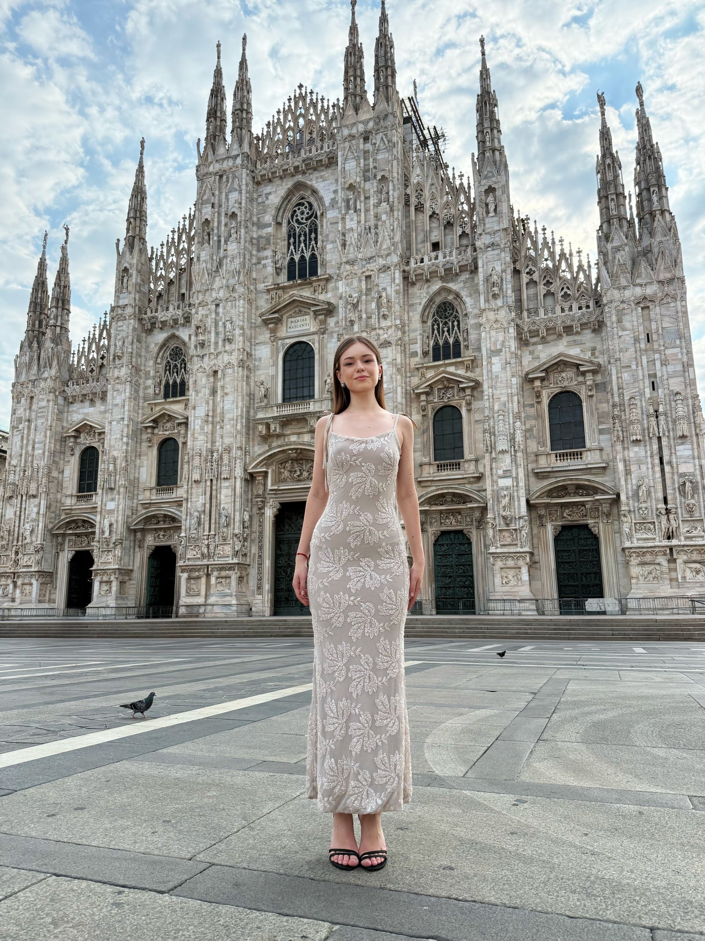 Rochie „Melvya” – Rochie lungă bej cu bretele subțiri și broderie florală în relief