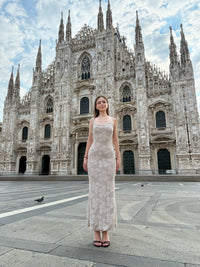 Rochie „Melvya” – Rochie lungă bej cu bretele subțiri și broderie florală în relief