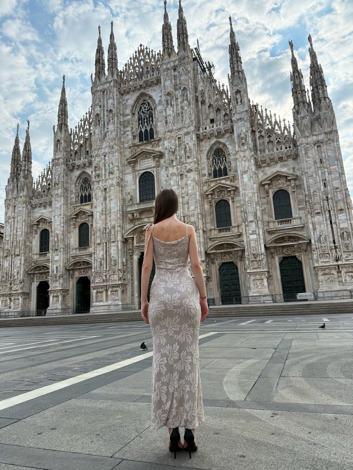 Rochie „Melvya” – Rochie lungă bej cu bretele subțiri și broderie florală în relief