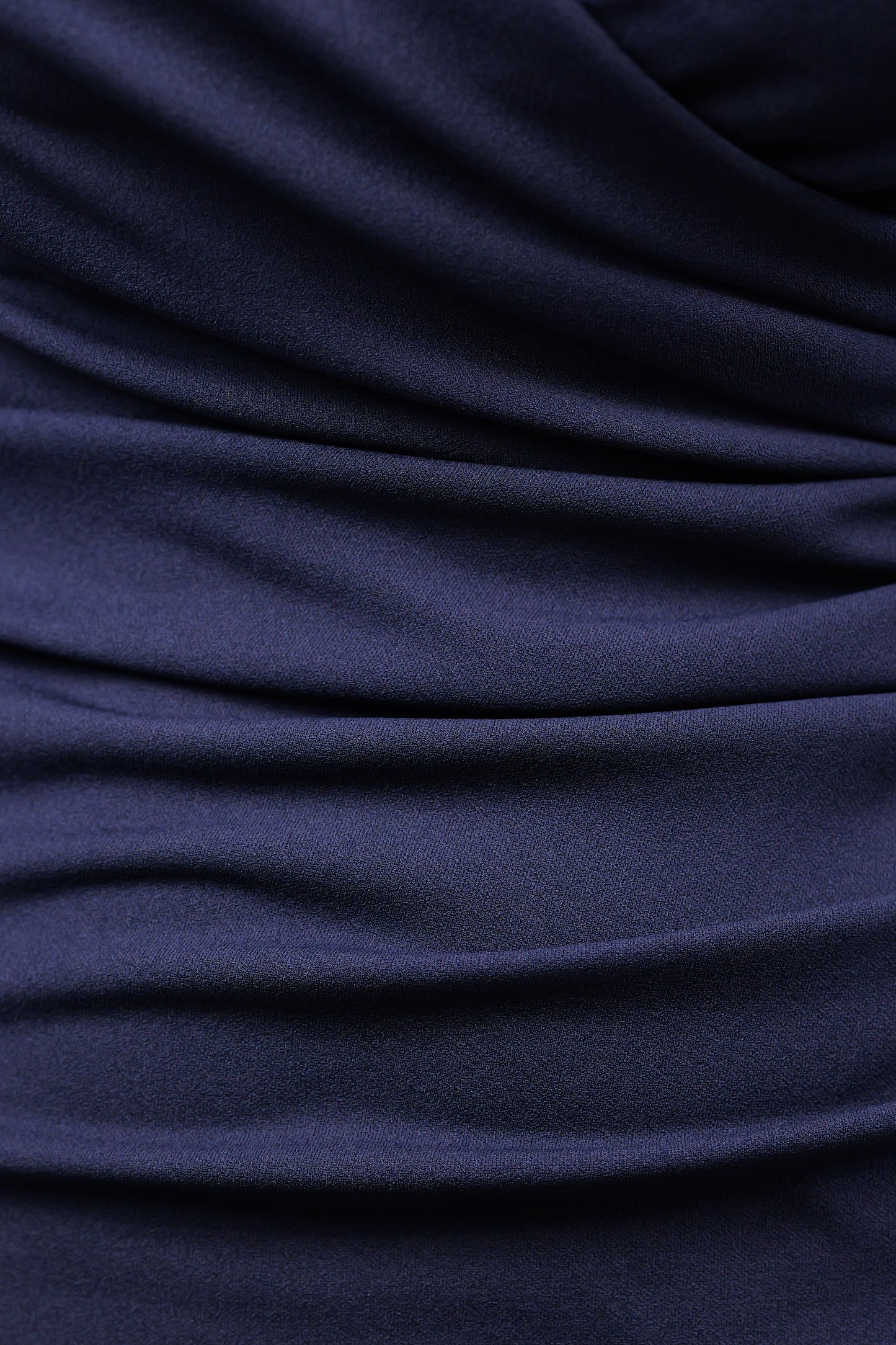 Abito “Loreta” – Eleganza drappeggiata con spacco frontale