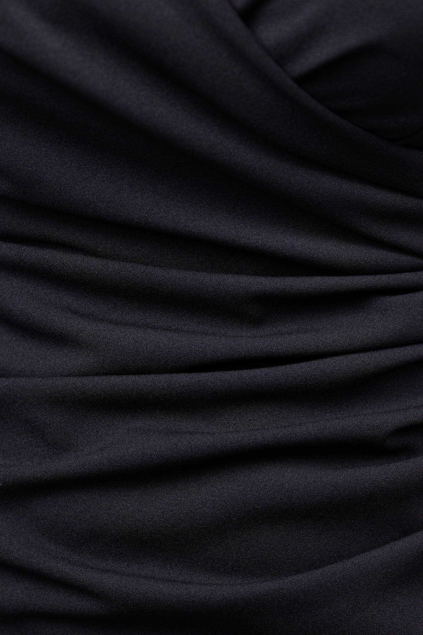 Abito “Loreta” – Eleganza drappeggiata con spacco frontale