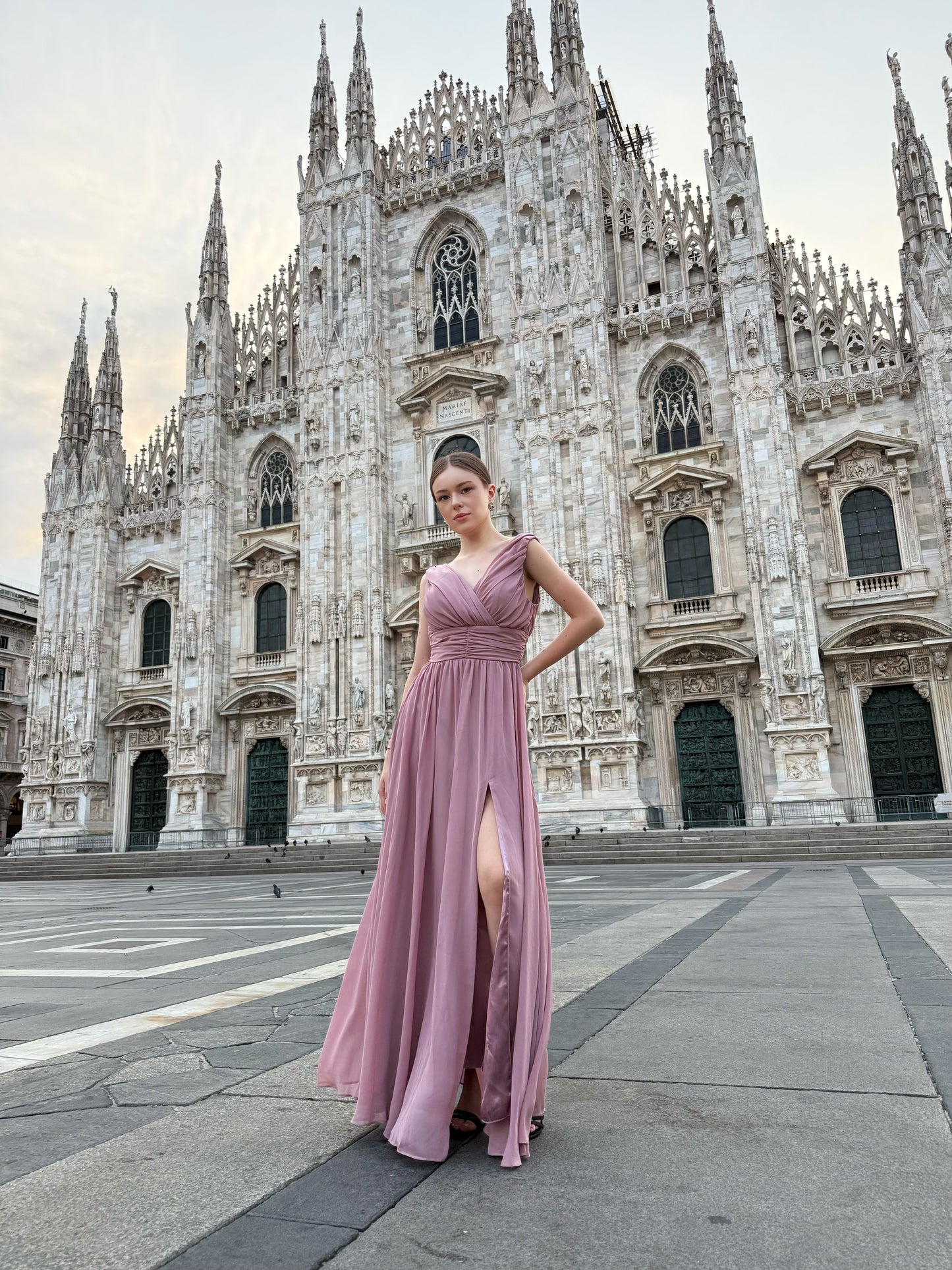 Abito “Callista” – Vestito Lungo Scollo a V con Spalline Drappeggiate e Spacco Laterale