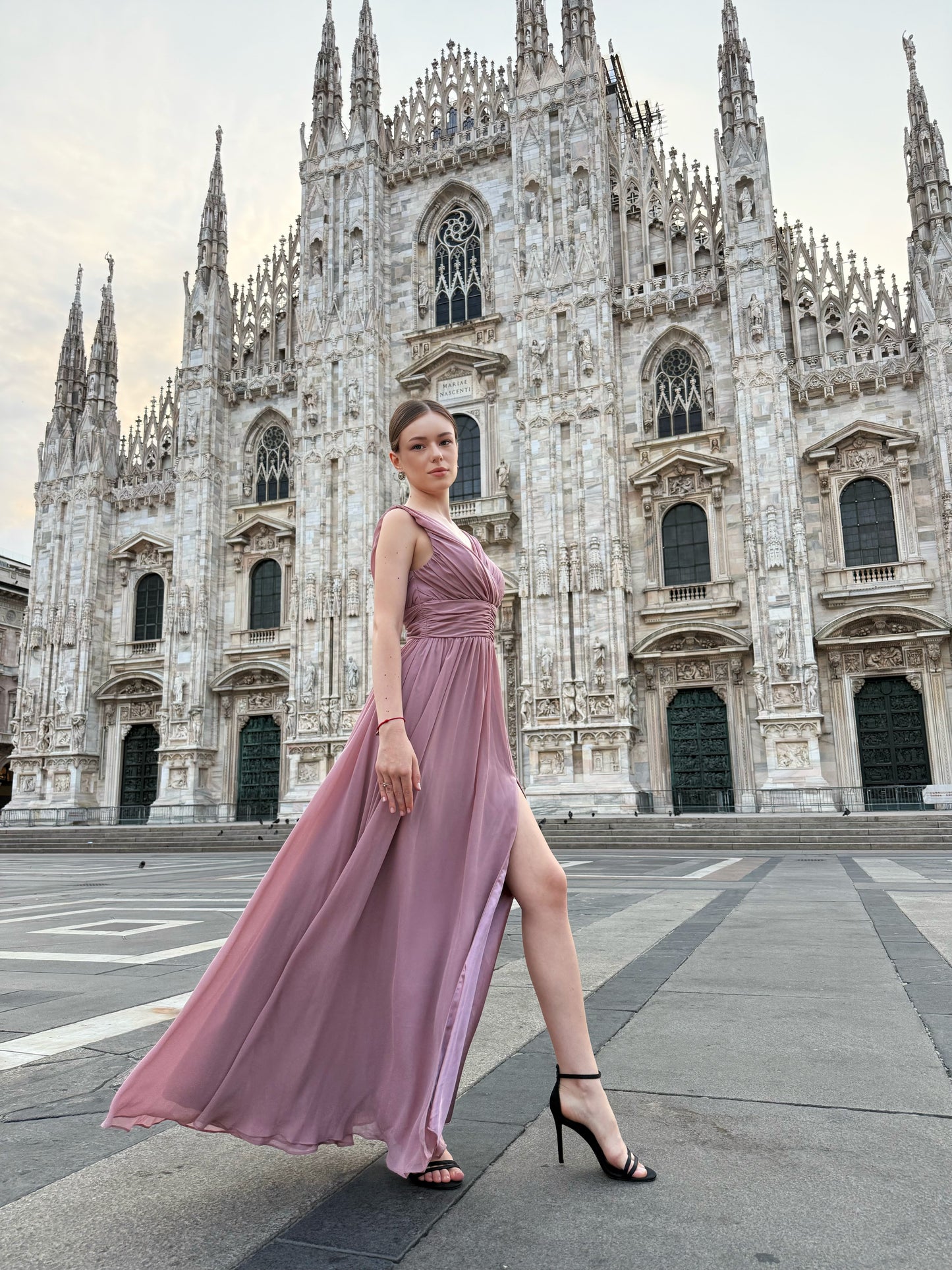 Abito “Callista” – Vestito Lungo Scollo a V con Spalline Drappeggiate e Spacco Laterale