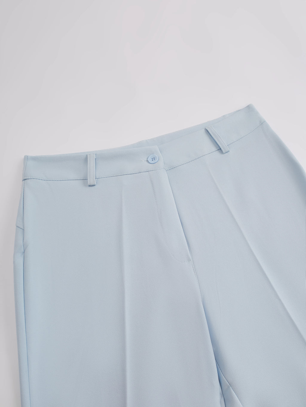 Pantaloni dritti da donna: eleganti e snellenti, adatti per l'ufficio e per tutti i giorni.