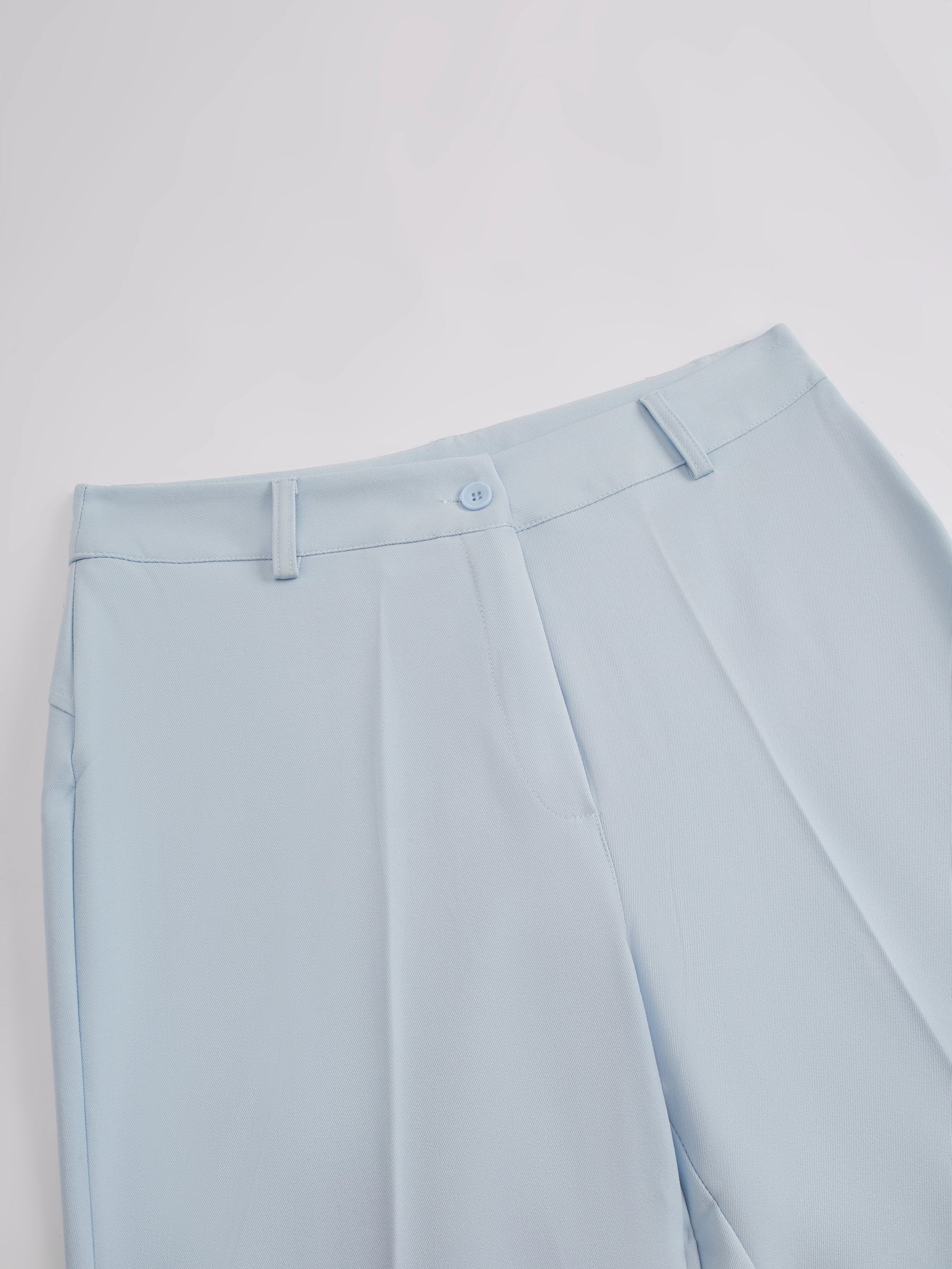 Pantaloni dritti da donna: eleganti e snellenti, adatti per l'ufficio e per tutti i giorni.