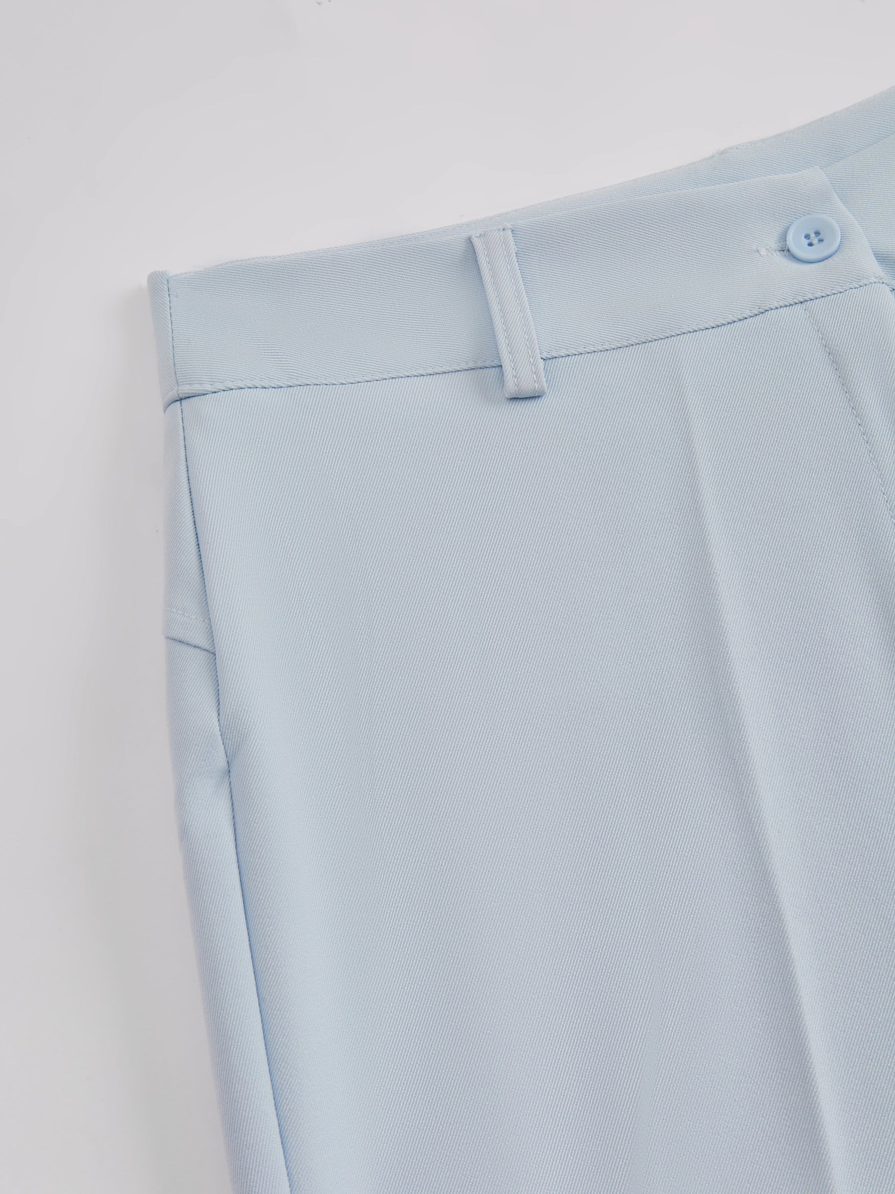 Pantaloni dritti da donna: eleganti e snellenti, adatti per l'ufficio e per tutti i giorni.