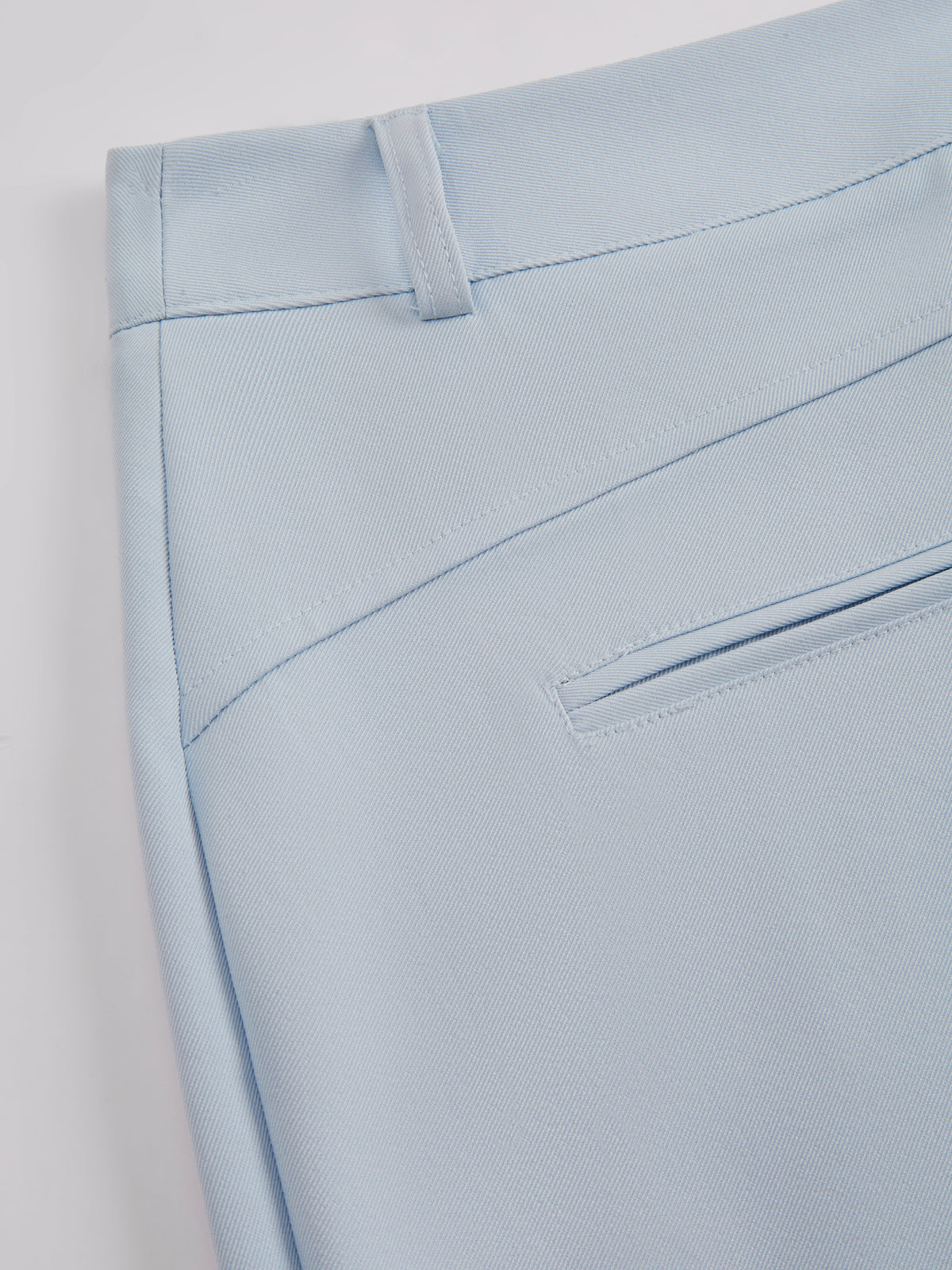 Pantaloni dritti da donna: eleganti e snellenti, adatti per l'ufficio e per tutti i giorni.