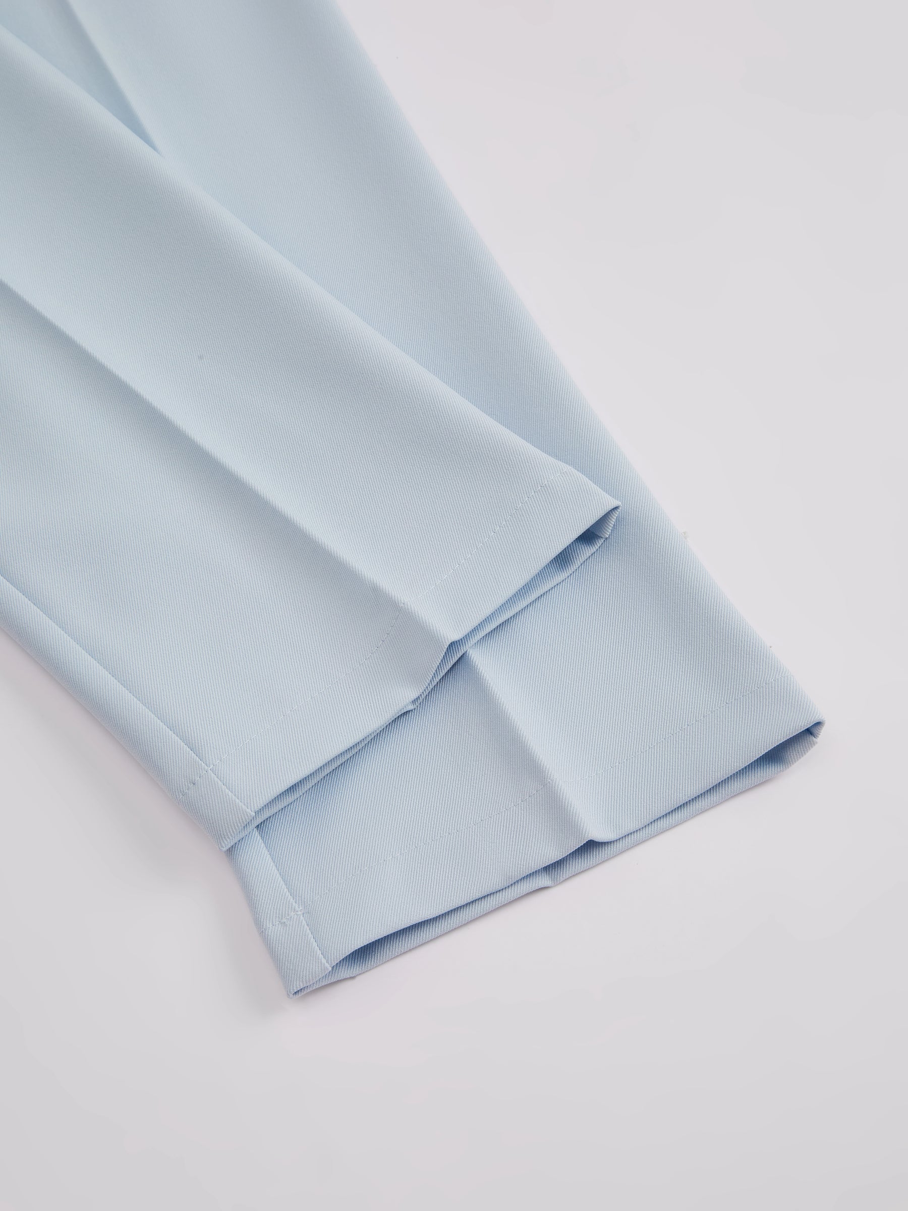 Pantaloni dritti da donna: eleganti e snellenti, adatti per l'ufficio e per tutti i giorni.