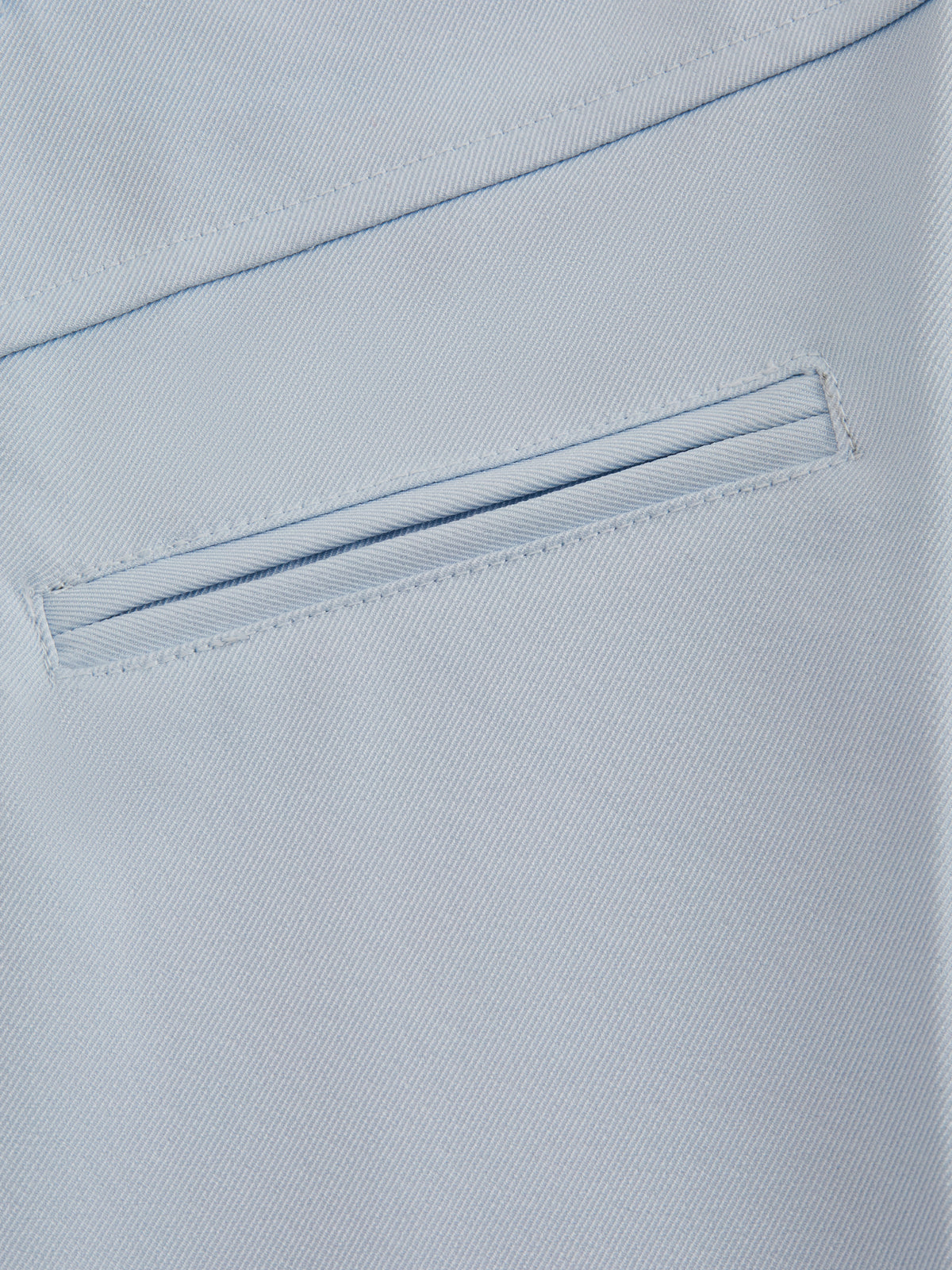 Pantaloni dritti da donna: eleganti e snellenti, adatti per l'ufficio e per tutti i giorni.