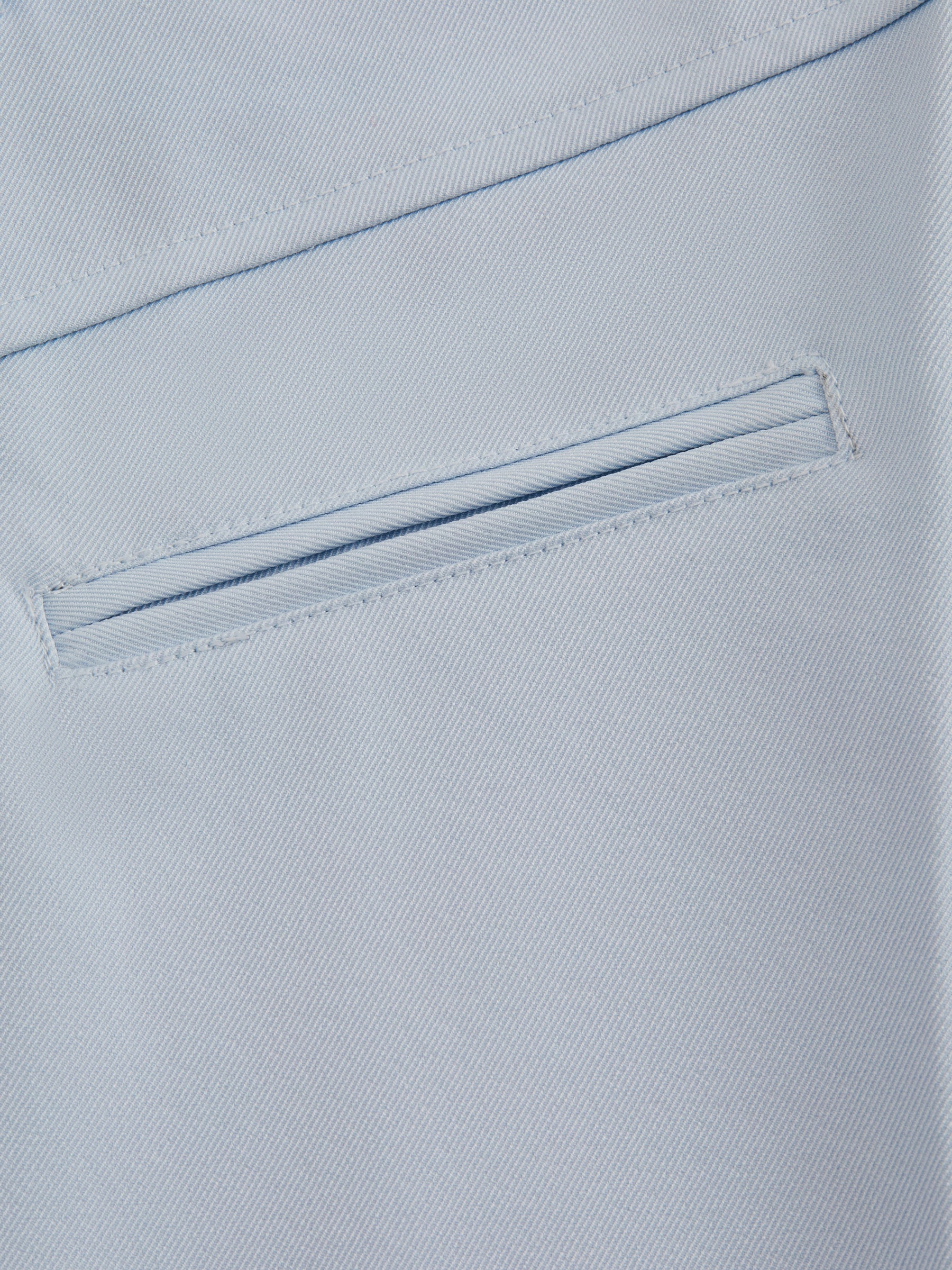 Pantaloni dritti da donna: eleganti e snellenti, adatti per l'ufficio e per tutti i giorni.