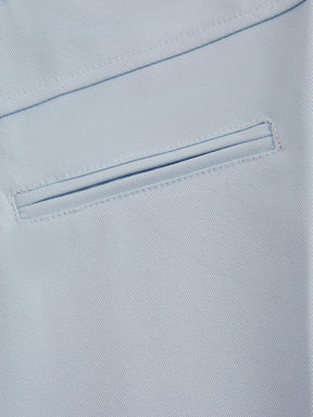 Pantaloni dritti da donna: eleganti e snellenti, adatti per l'ufficio e per tutti i giorni.