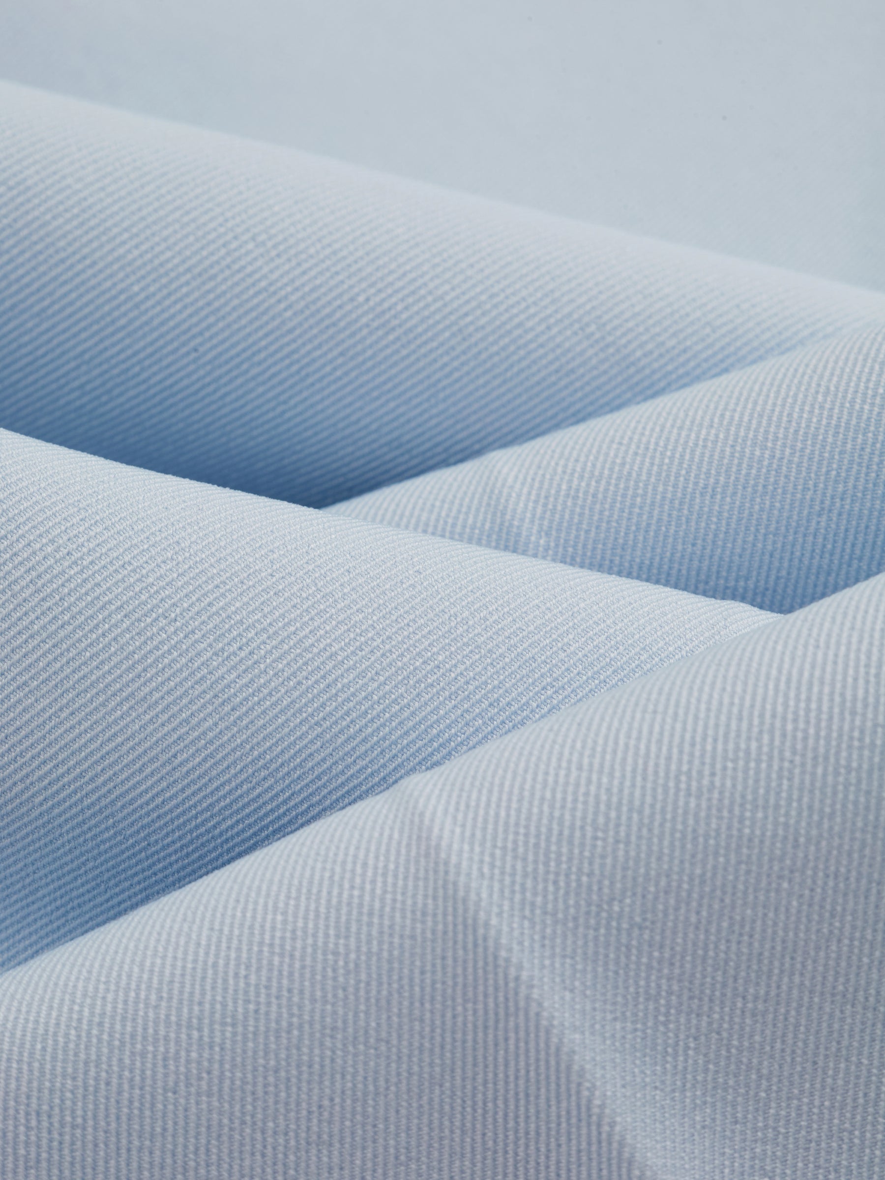 Pantaloni dritti da donna: eleganti e snellenti, adatti per l'ufficio e per tutti i giorni.