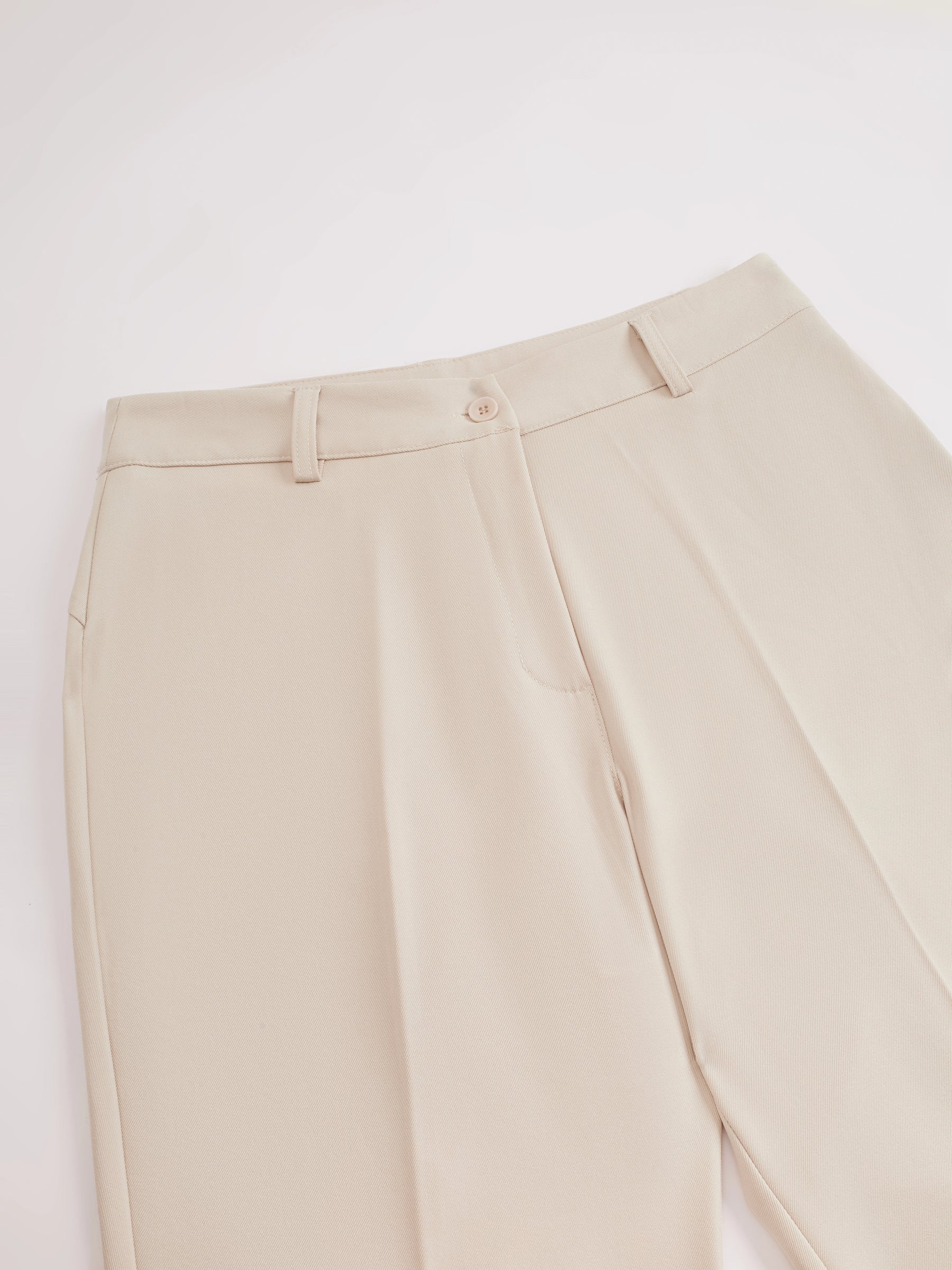 Pantaloni dritti da donna: eleganti e snellenti, adatti per l'ufficio e per tutti i giorni.