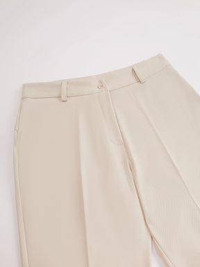 Pantaloni dritti da donna: eleganti e snellenti, adatti per l'ufficio e per tutti i giorni.