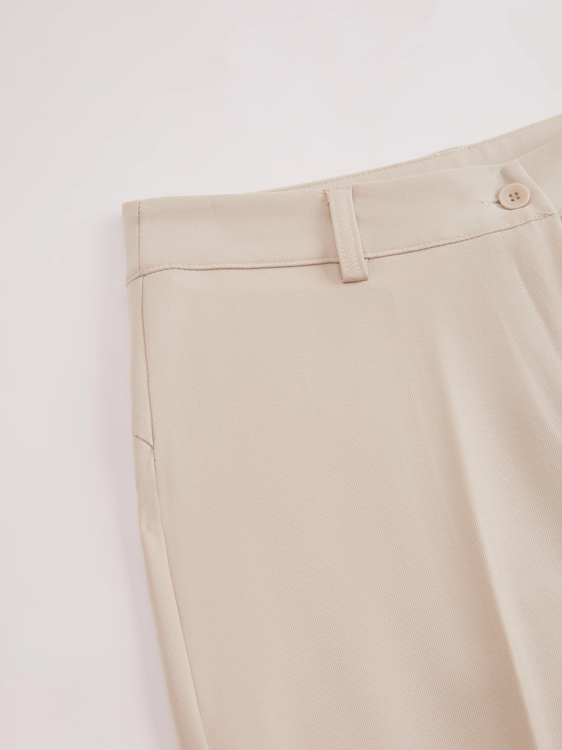 Pantaloni dritti da donna: eleganti e snellenti, adatti per l'ufficio e per tutti i giorni.